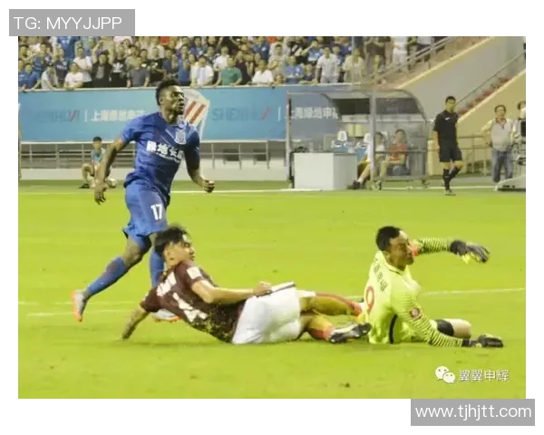 正规足球比赛中场上和替补席各有多少人参与比赛的详细解析